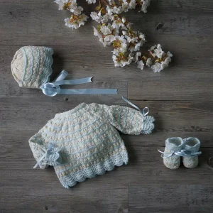 Conjunto chaqueta, gorro y patucos celeste y marfil