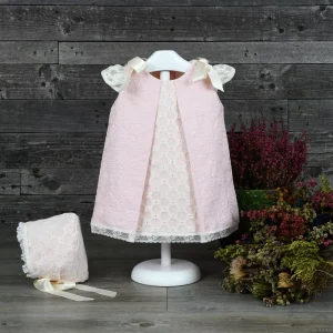 Vestido tipo faldón con encaje de Valenciennes